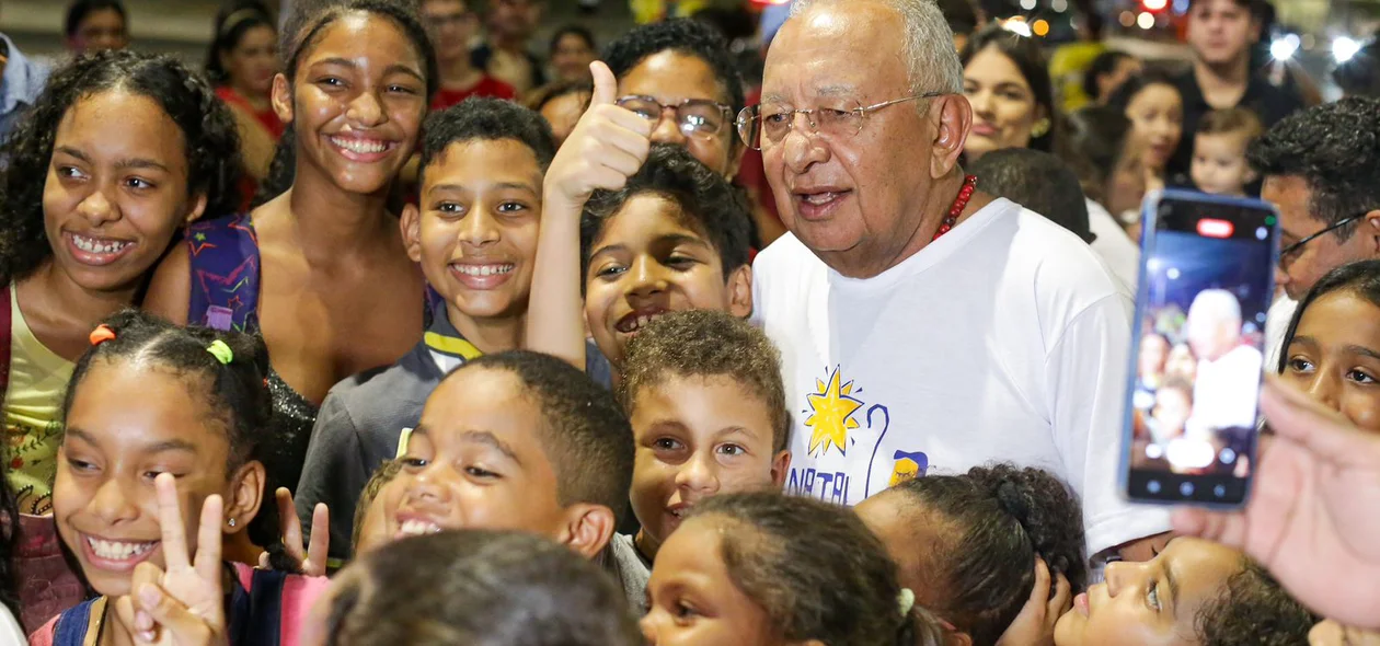 Prefeito Dr. Pessoa cercado por crianças