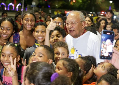 Prefeito Dr. Pessoa cercado por crianças