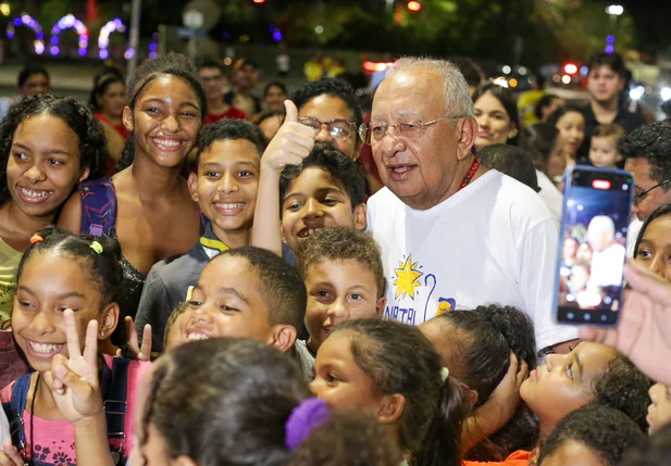 Prefeito Dr. Pessoa cercado por crianças