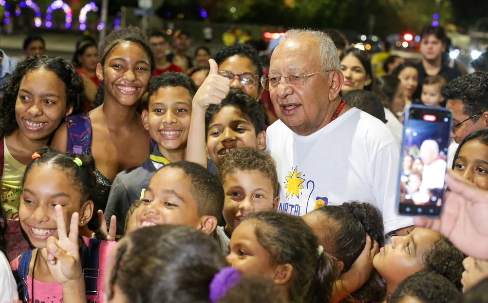 Prefeito Dr. Pessoa cercado por crianças