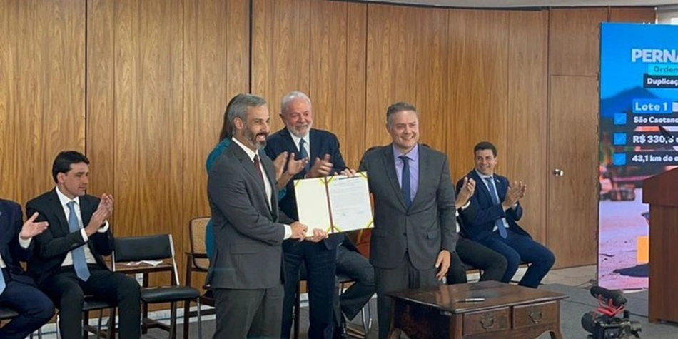 Presidente Lula assinando ordem de serviço de duplicação da BR 423/PE