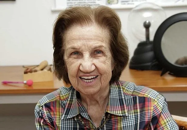 Professora Beatriz Alvarenga Álvares