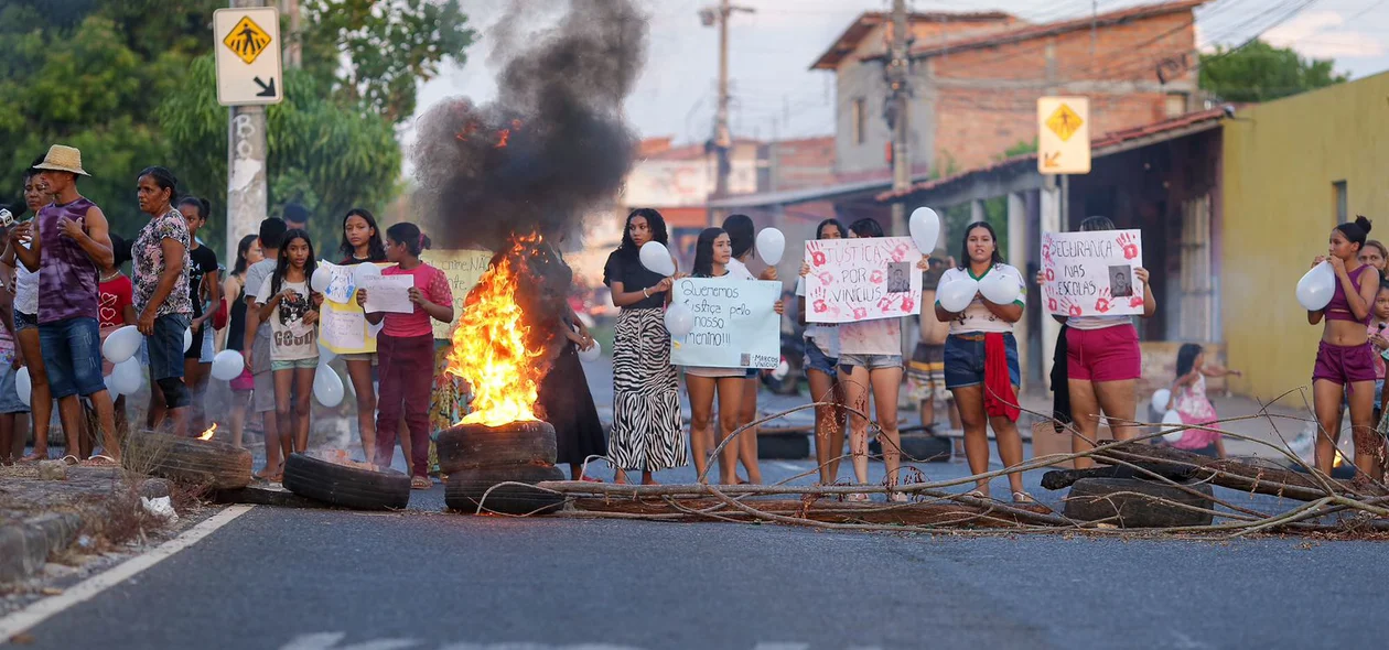 Protesto foi realizado na rua Nicanor Barreto