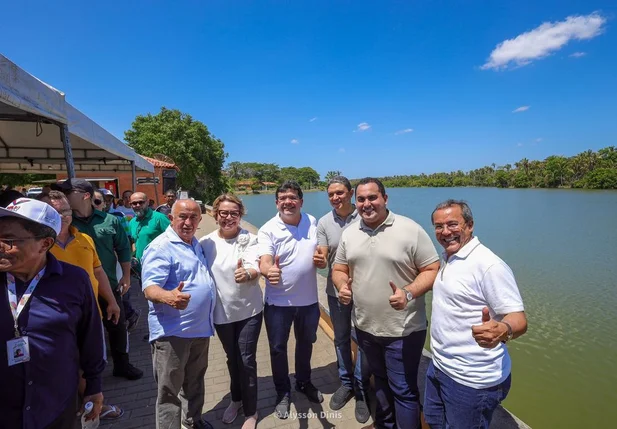 Rafael Fonteles entrega obras em Água Branca