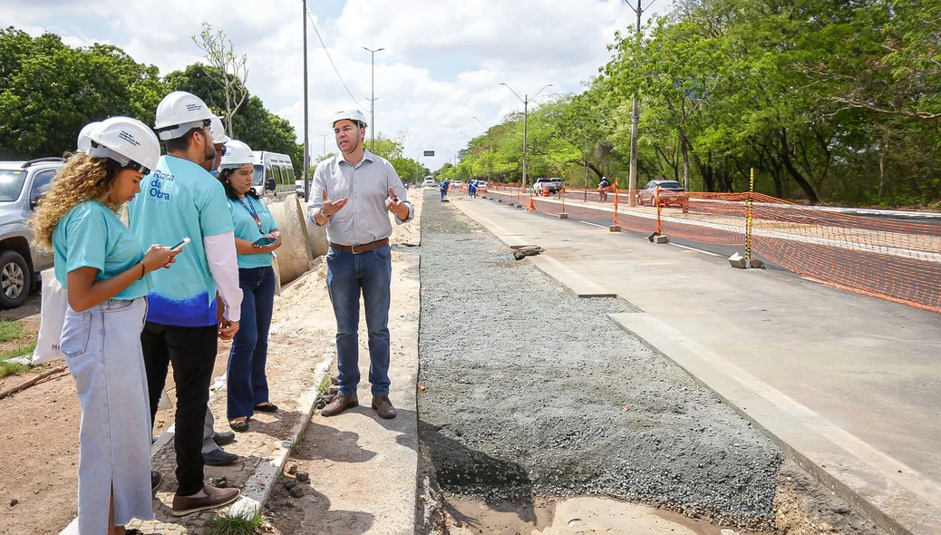 Rodrigo Lobato mostrando os beneficios que obra vai trazer para população