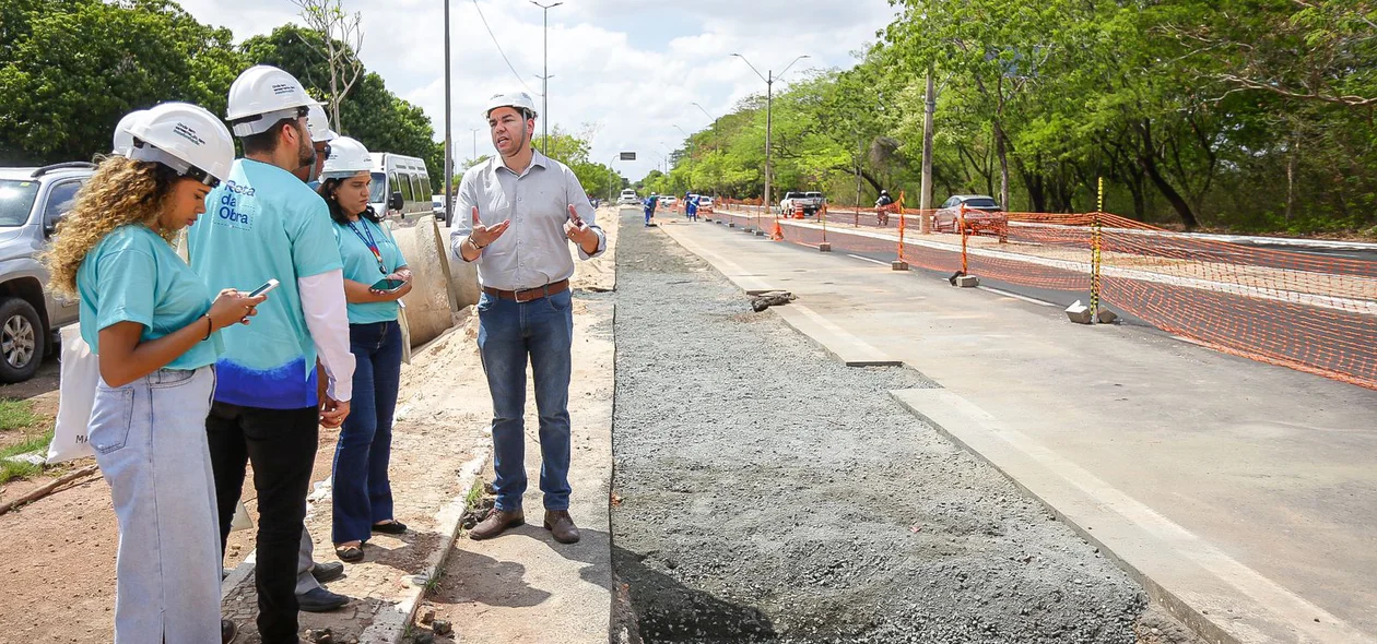 Rodrigo Lobato mostrando os beneficios que obra vai trazer para população