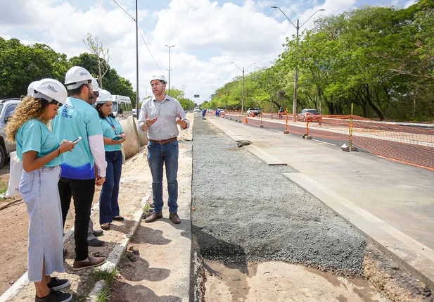 Rodrigo Lobato mostrando os beneficios que obra vai trazer para população