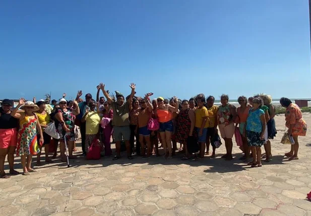 Secretaria de Assistência Social de Esperantina promove dia de lazer no Litoral