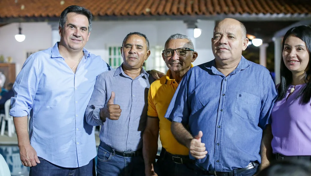 Senador Ciro Nogueira ao lado de lideranças