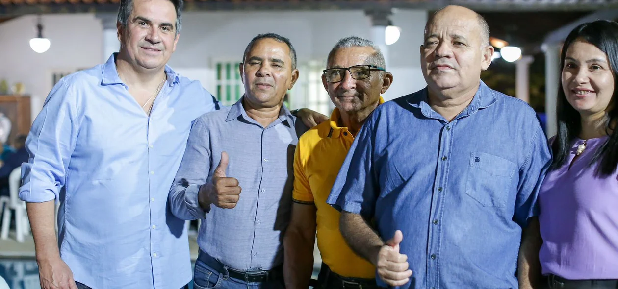 Senador Ciro Nogueira ao lado de lideranças