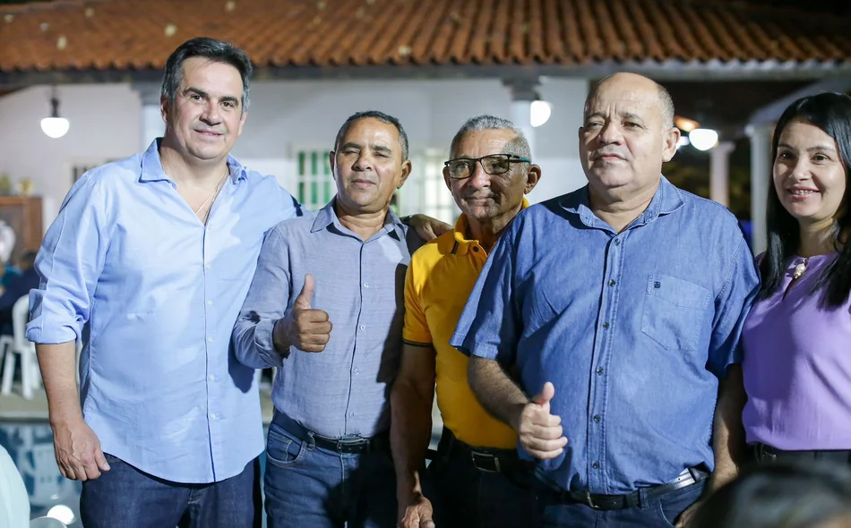 Senador Ciro Nogueira ao lado de lideranças