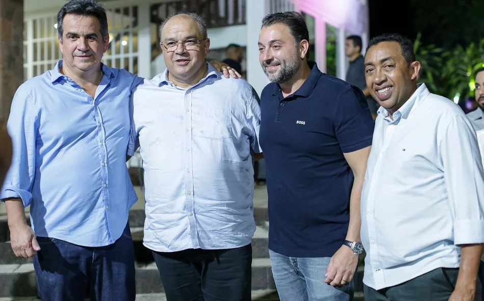 Senador Ciro Nogueira reúne lideranças em sua residência