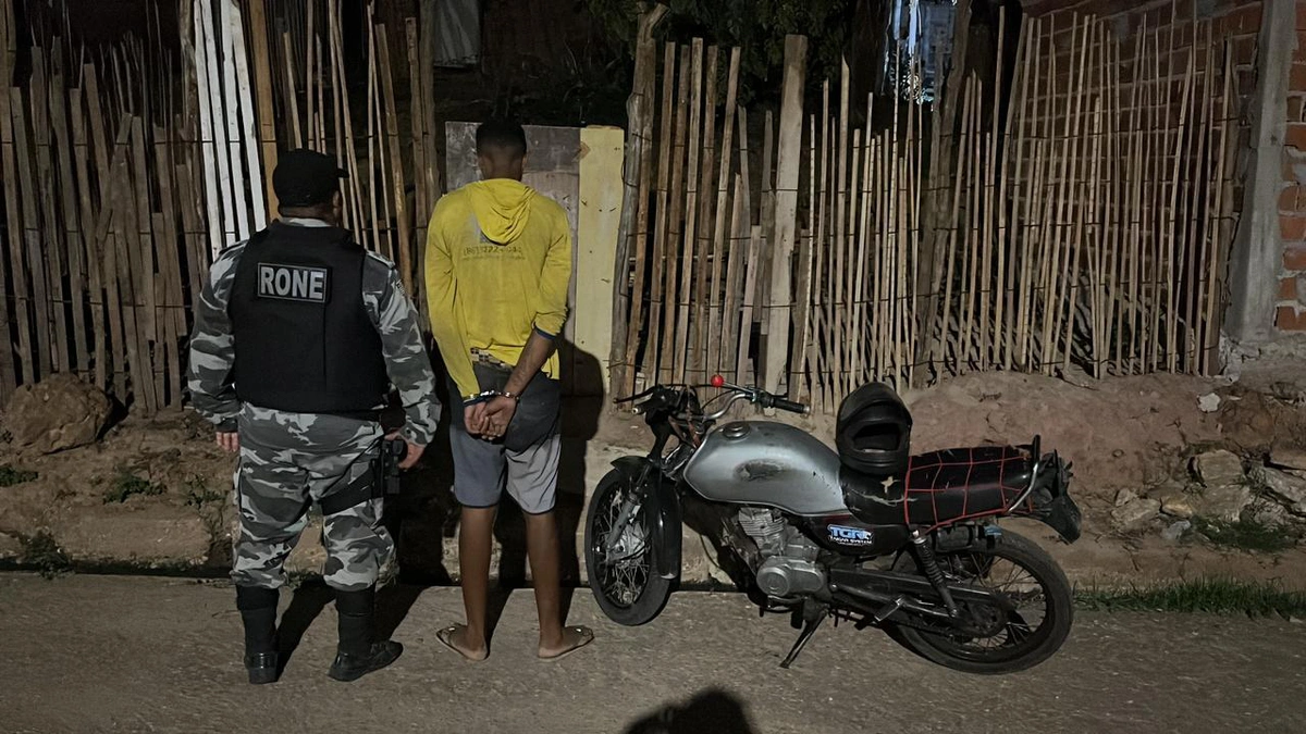 Suspeito empinava motocicleta quando foi abordado pelos policiais