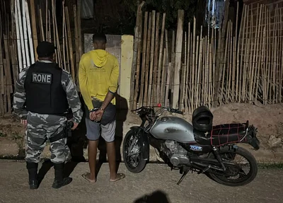 Suspeito empinava motocicleta quando foi abordado pelos policiais