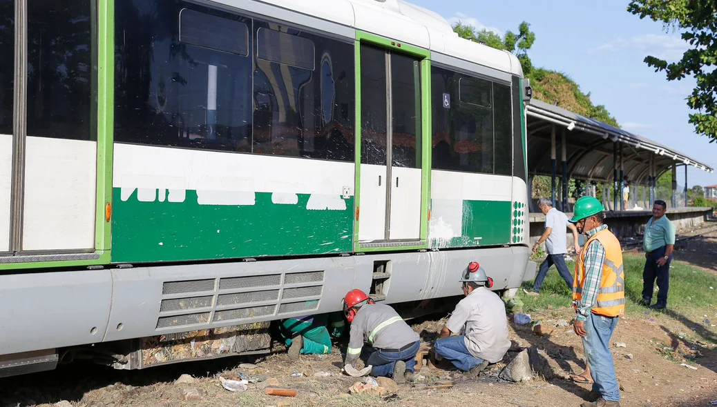 Técnicos avaliam a situação do metrô