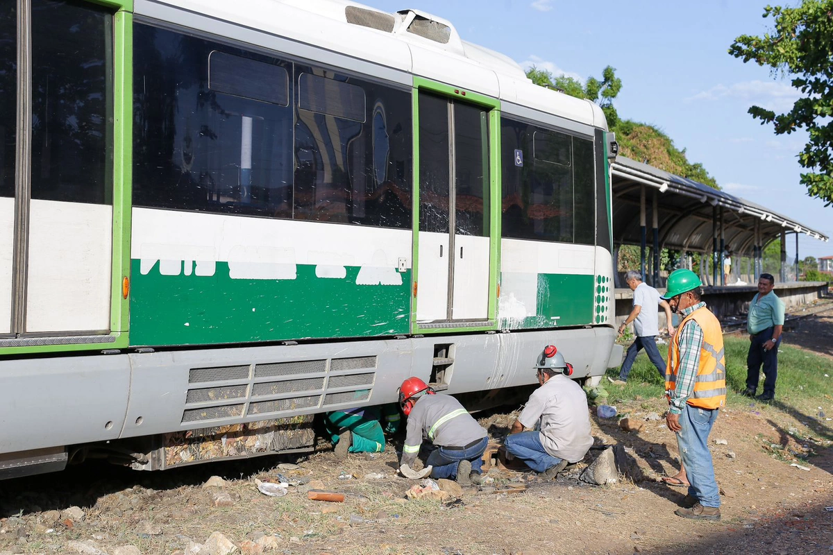 Técnicos avaliam a situação do metrô