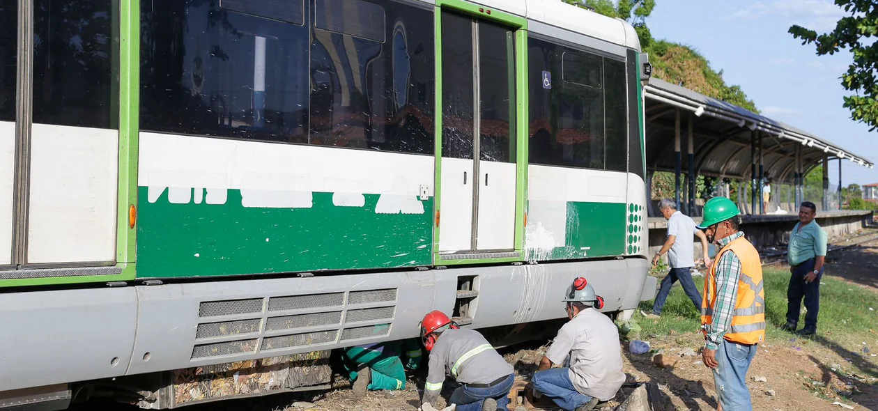 Técnicos avaliam a situação do metrô
