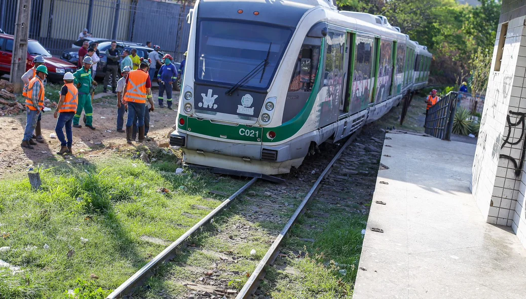 Técnicos da Companhia Ferroviária foram ao local