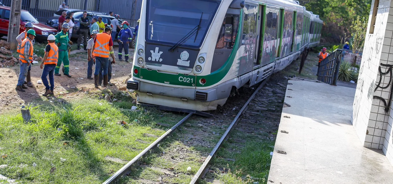 Técnicos da Companhia Ferroviária foram ao local