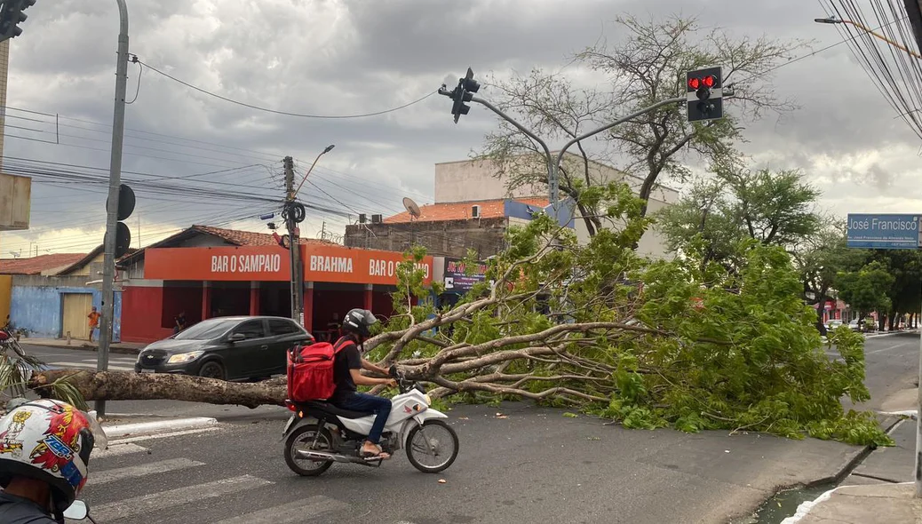 Trânsito ficou congestionado na Avenida Principal do Dirceu