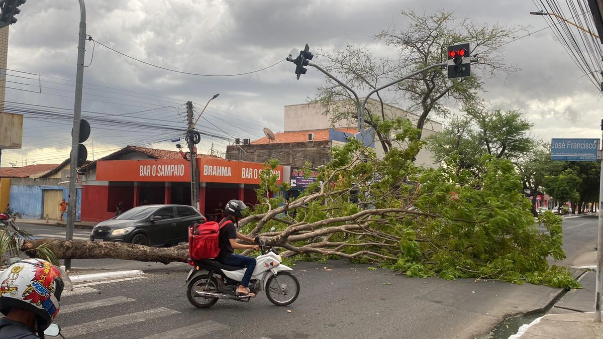 Trânsito ficou congestionado na Avenida Principal do Dirceu