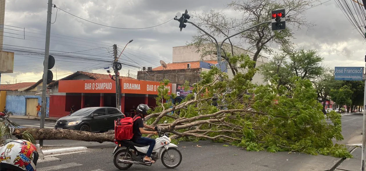 Trânsito ficou congestionado na Avenida Principal do Dirceu