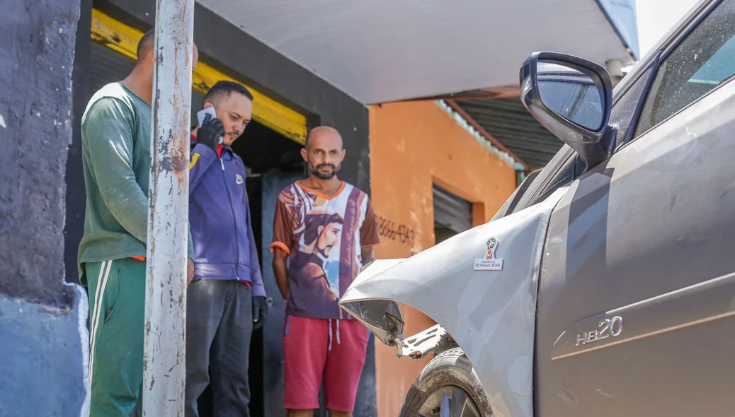 Três pessoas ficaram feridas no acidente