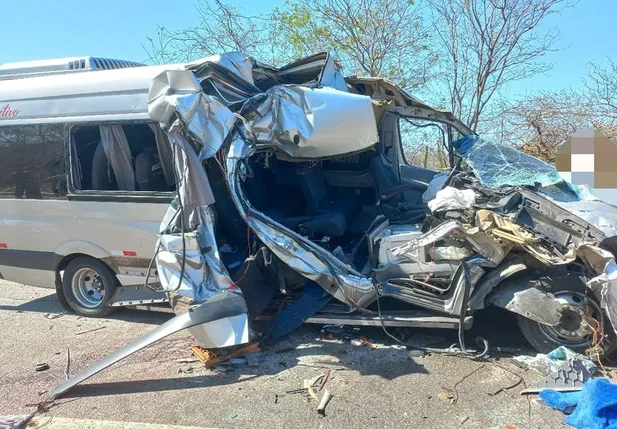 Van ficou totalmente destruída
