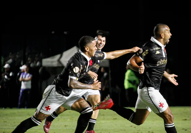 Vasco venceu o Botafogo com gol de Paulo Henrique