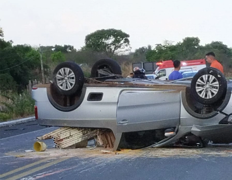 Veículo Saveiro ficou capotado na BR 343, em São Pedro do Piauí