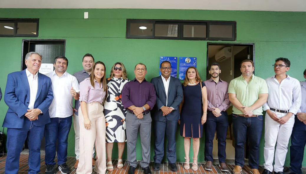 Vereadores e familiares presentes na solenidade de homenagem ao repórter Francisco Magalhães