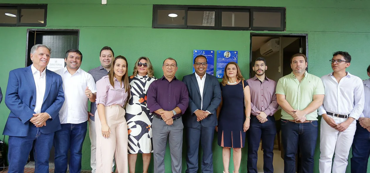 Vereadores e familiares presentes na solenidade de homenagem ao repórter Francisco Magalhães