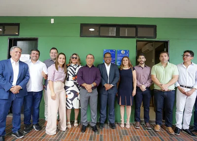 Vereadores e familiares presentes na solenidade de homenagem ao repórter Francisco Magalhães