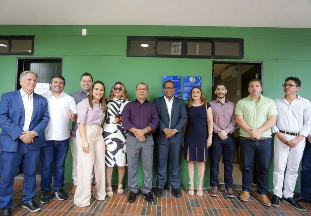 Vereadores e familiares presentes na solenidade de homenagem ao repórter Francisco Magalhães