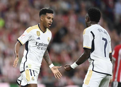 Vini e Rodrygo comemoram na vitória do Real Madrid