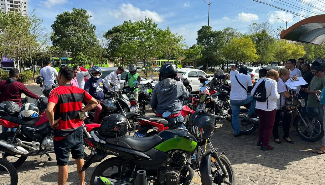 A manifestação teve início às 08h desta quinta (14)