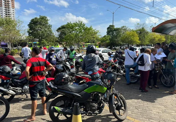 A manifestação teve início às 08h desta quinta (14)