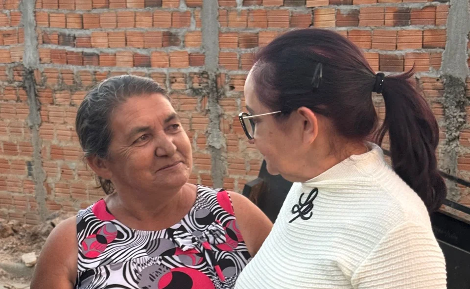 A prefeita conversou com moradores do local