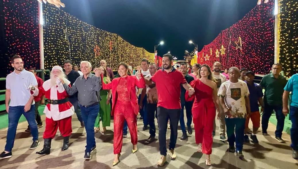 A prefeita Ivanária Sampaio entregou a chave da cidade ao Papai Noel