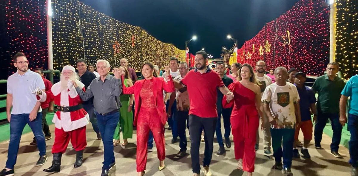 A prefeita Ivanária Sampaio entregou a chave da cidade ao Papai Noel