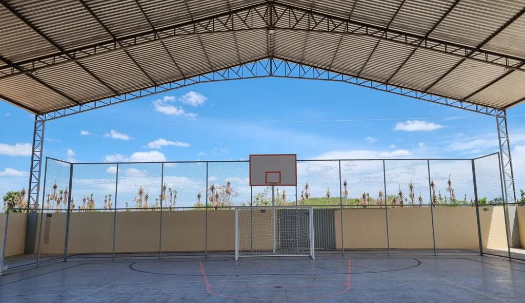 A quadra ainda conta com cestas de basquete e gol