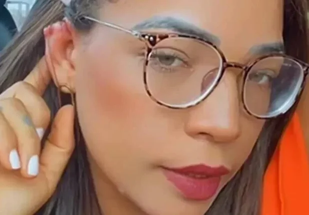 A vendedora Raylland Ferreira Barros publicou uma foto mostrando o ferimento na orelha