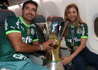 Abel Ferreira e Leila Pereira com a taça do Brasileirão