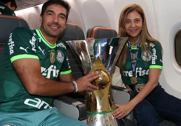 Abel Ferreira e Leila Pereira com a taça do Brasileirão