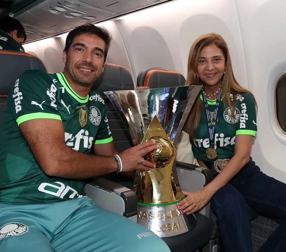 Abel Ferreira e Leila Pereira com a taça do Brasileirão