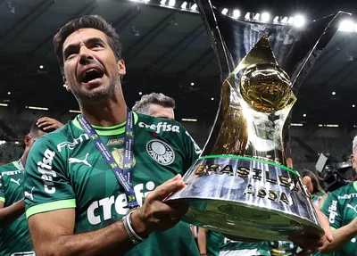 Abel Ferreira ergue a taça do Campeonato Brasileiro 2023