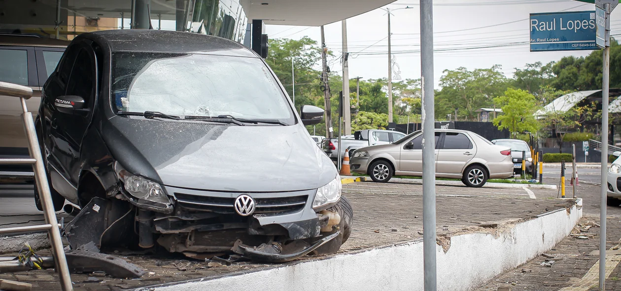 Acidente em concessionária na Avenida Raul Lopes em Teresina