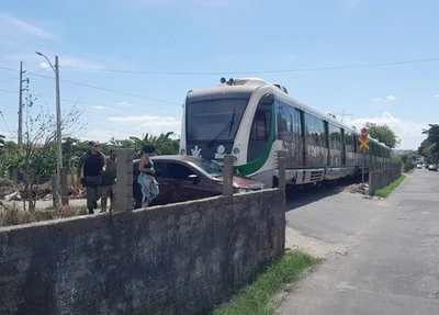 Acidente entre carro e trem no Dirceu II