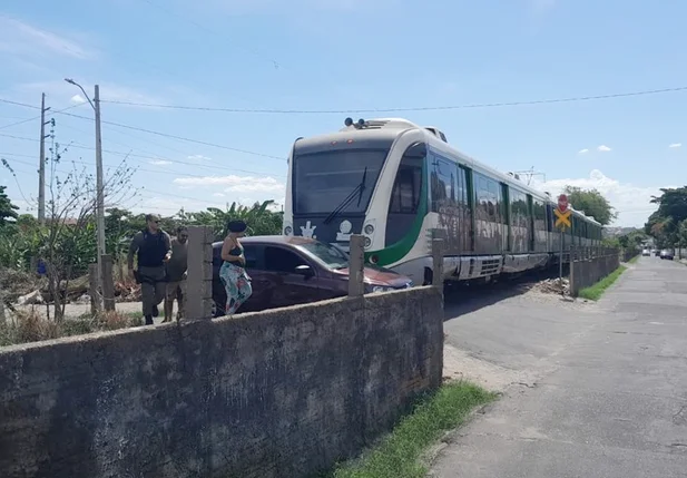 Acidente entre carro e trem no Dirceu II