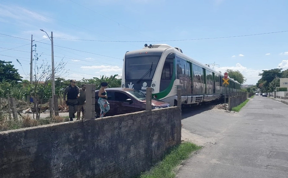 Acidente entre carro e trem no Dirceu II